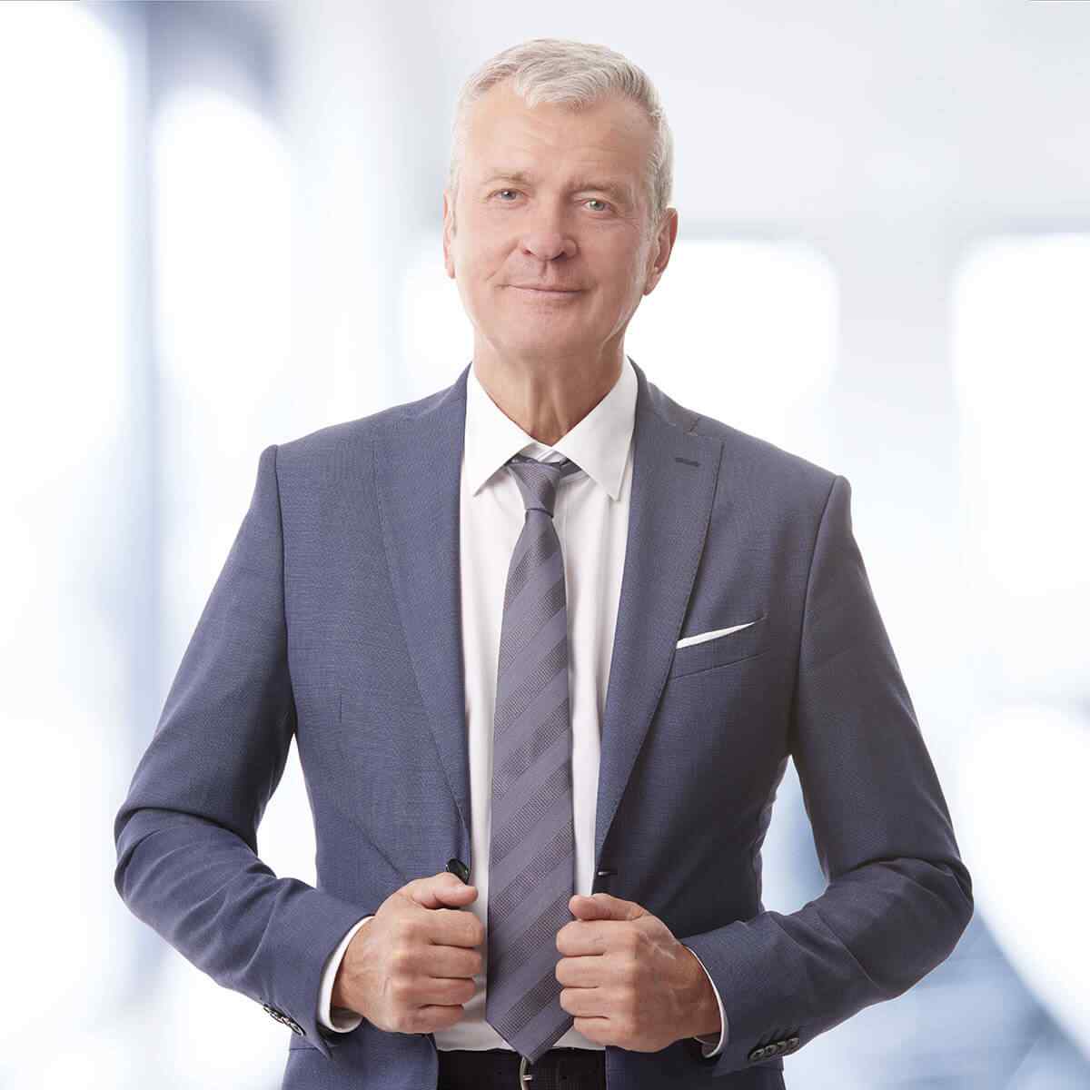 https://mems-prime.com/ar/wp-content/uploads/2019/04/img-people-01.jpg